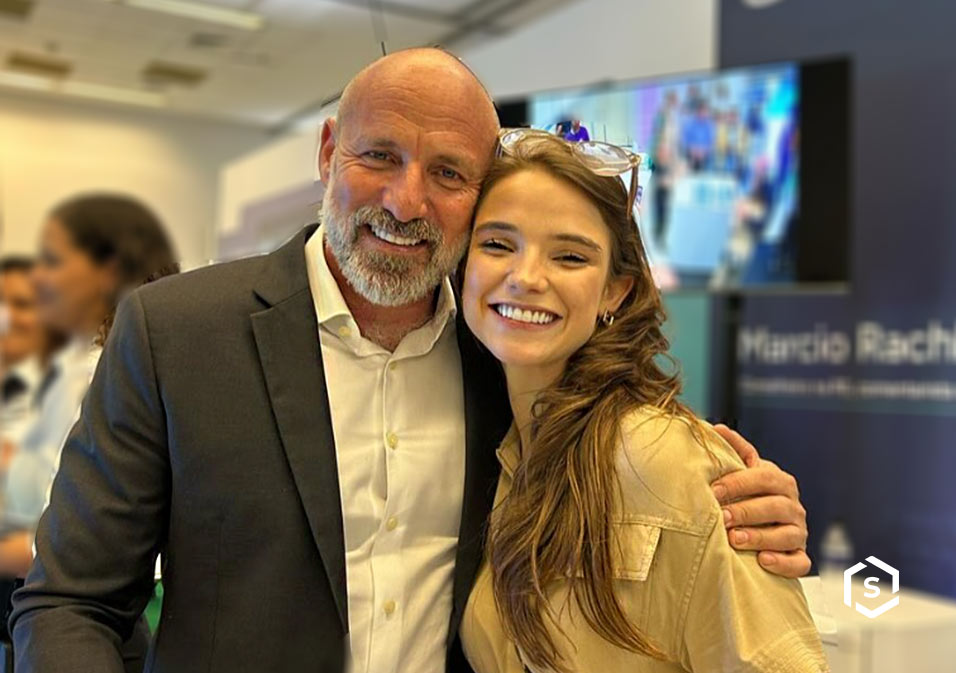 Júlia Rachkorsky e Márcio Rachkorsky lado a lado em um evento condominial 