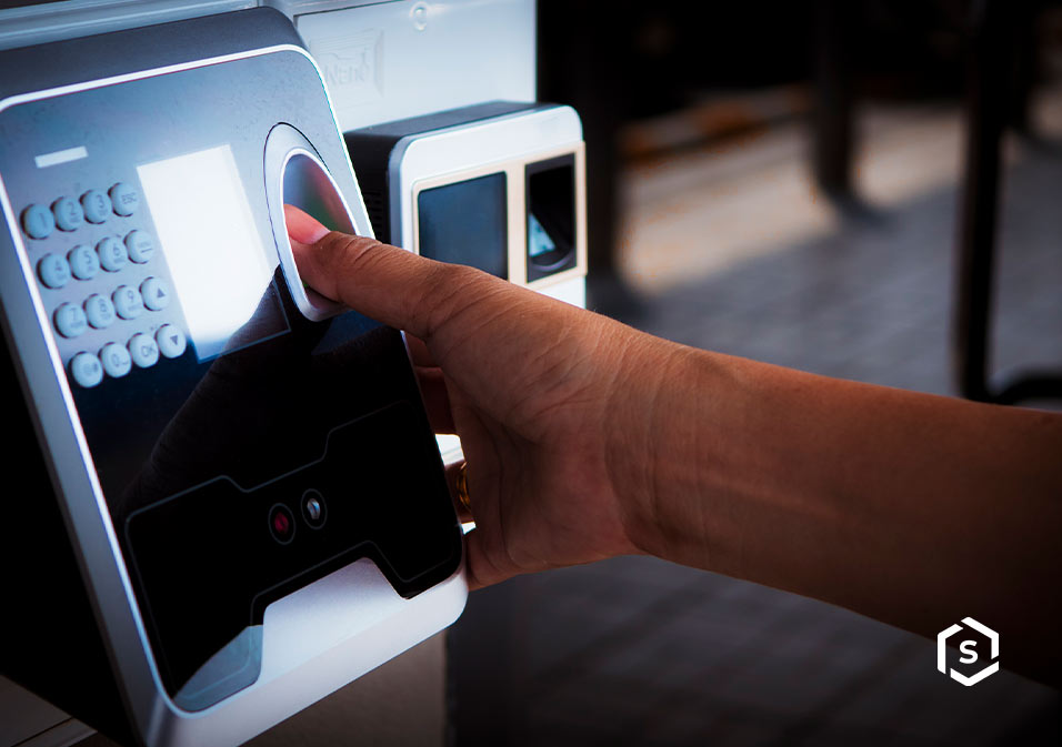 Pessoa usando digital para acesso seguro em sistema de portaria remota com biometria em condomínio. Pessoa usando digital para acesso seguro em sistema de portaria remota com biometria em condomínio.