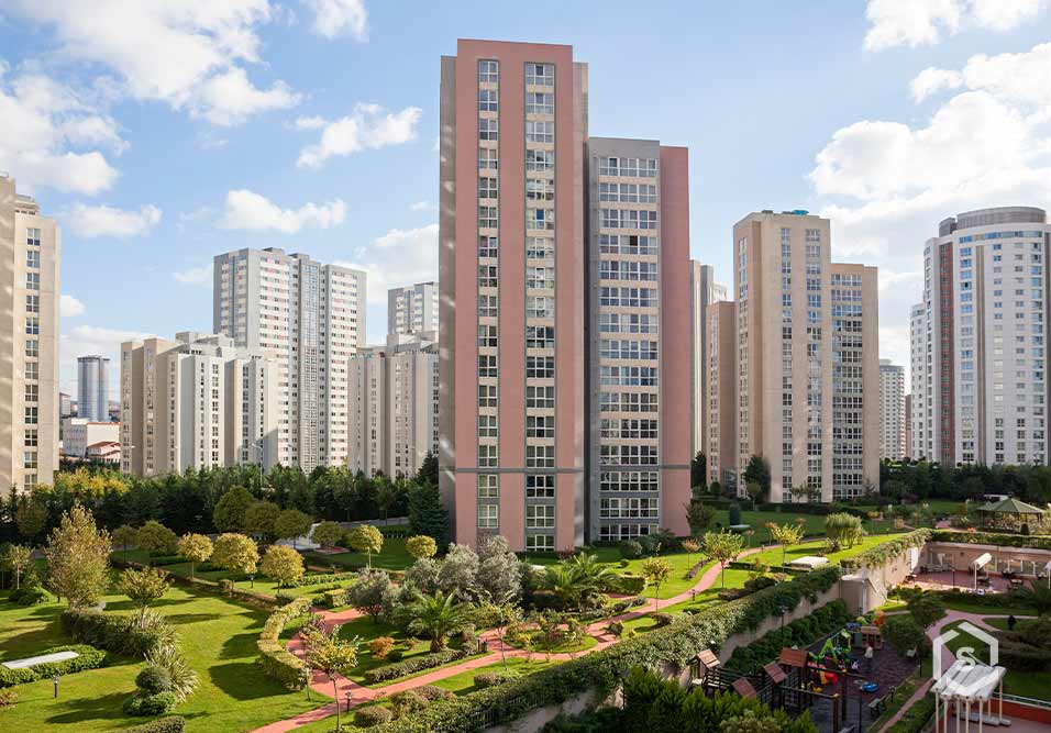 Imagem de edifícios residenciais de alto padrão com um parque bem cuidado na frente, mostrando arquitetura moderna e várias árvores verdes Imagem de edifícios residenciais de alto padrão com um parque bem cuidado na frente, mostrando arquitetura moderna e várias árvores verdes
