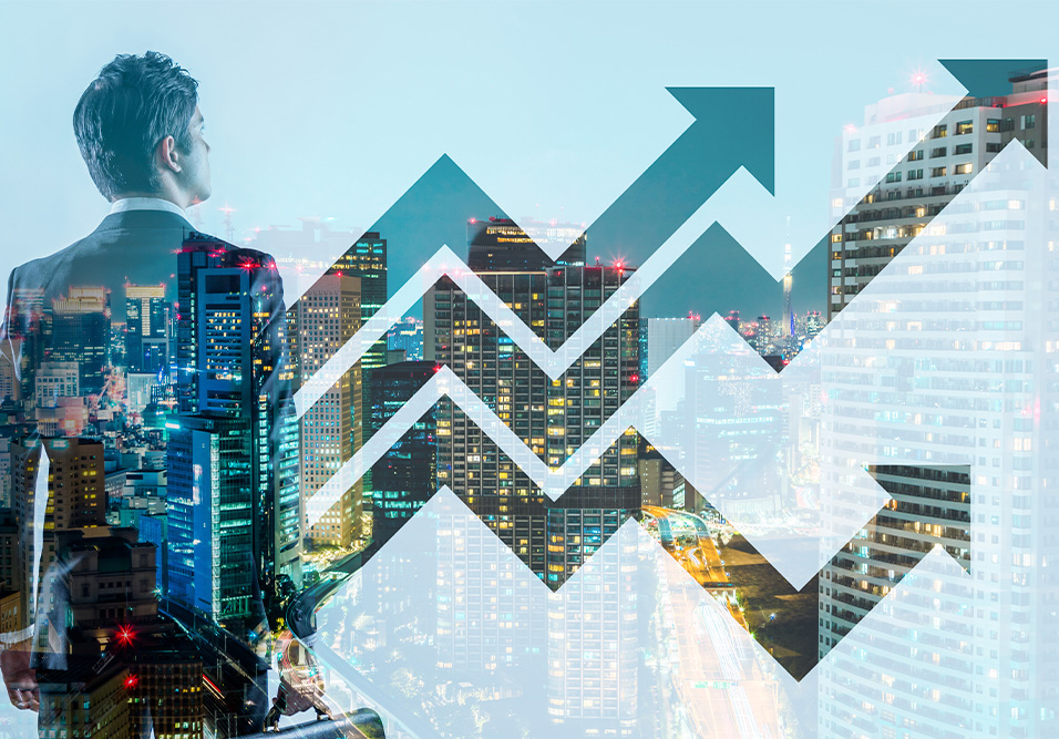 Síndico excelente observando crescimento do mercado financeiro com gráficos de alta sobrepostas em fundo de cidade iluminada à noite Síndico excelente observando crescimento do mercado financeiro com gráficos de alta sobrepostas em fundo de cidade iluminada à noite