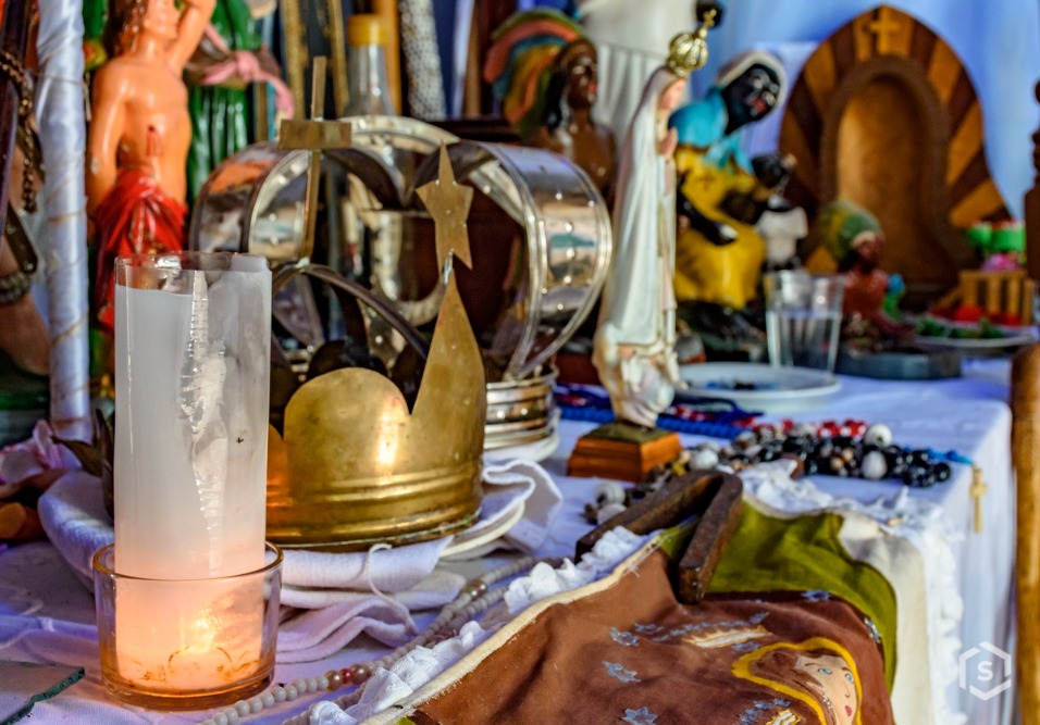 Imagem de uma mesa de altar com objetos religiosos, crucifixos, velas, imagens de santos e itens tradicionais de celebração na cultura brasileira. Imagem de uma mesa de altar com objetos religiosos, crucifixos, velas, imagens de santos e itens tradicionais de celebração na cultura brasileira.