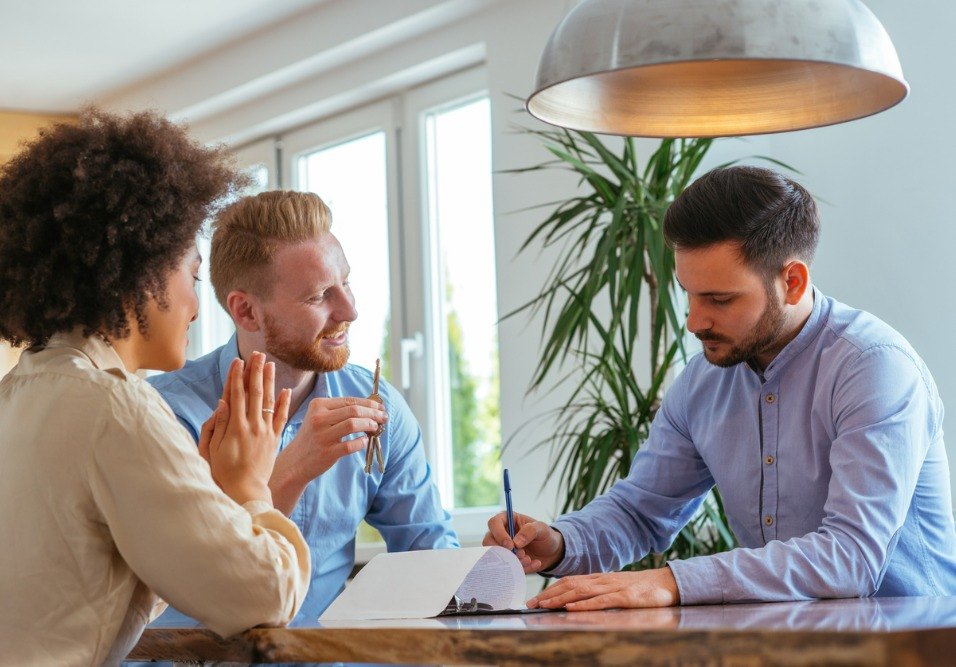 Reunião de três pessoas em ambiente de escritório, discutindo ideias, com foco na palavra-chave planejamento estratégico. Reunião de três pessoas em ambiente de escritório, discutindo ideias, com foco na palavra-chave planejamento estratégico.