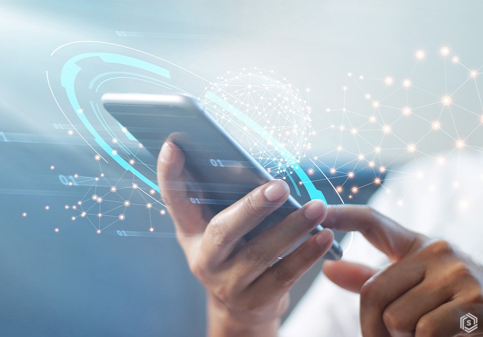 Pessoa interagindo com um smartphone que exibe elementos gráficos de tecnologia e conectividade, destacando avanços em inovação digital. Pessoa interagindo com um smartphone que exibe elementos gráficos de tecnologia e conectividade, destacando avanços em inovação digital.