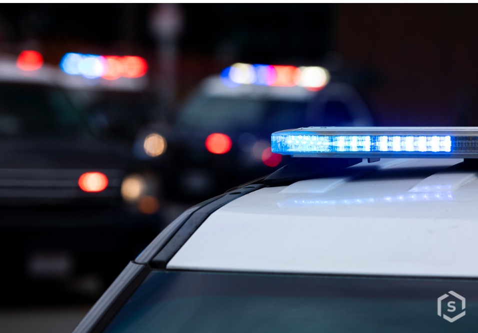 Viatura policial com luzes acesas 