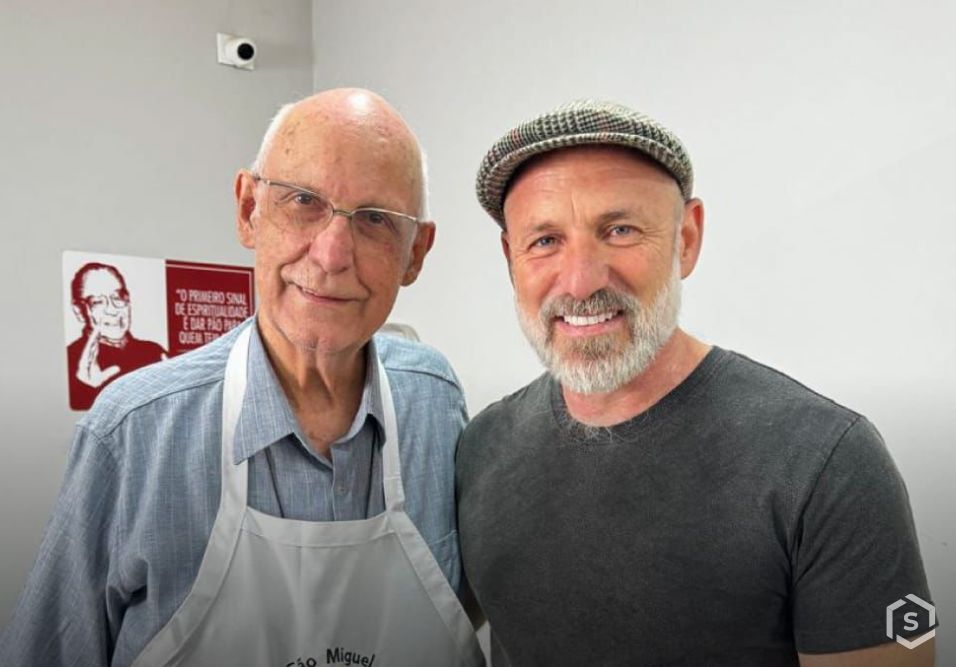 Marcio Rachkorsky e Padre Júlio Lancellotti sorrindo