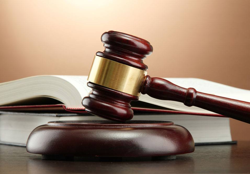 Martelo judicial em fundo preto