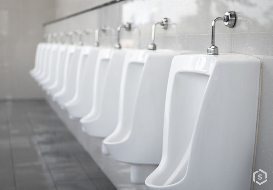 Mictórios em banheiro masculino