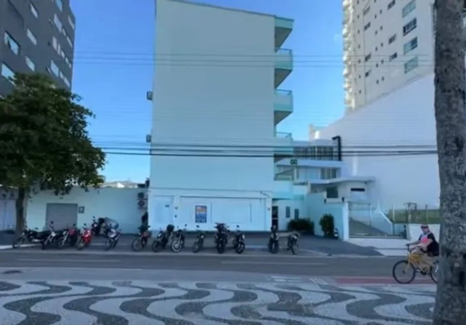 Prédio com sacada lateral