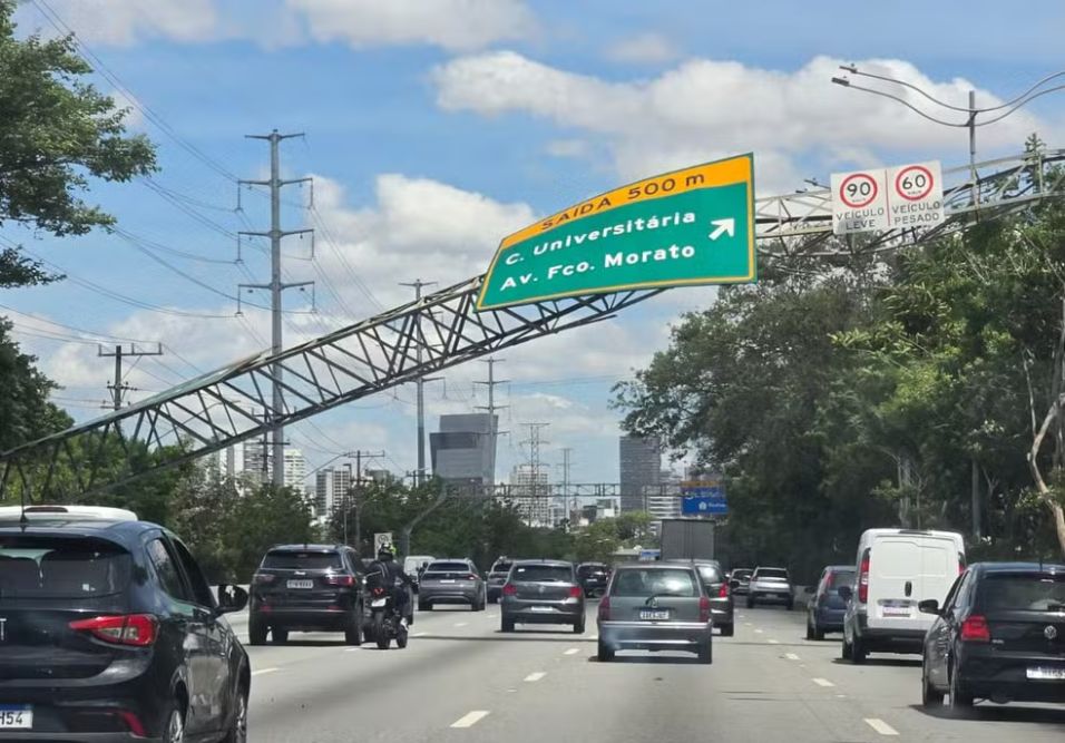 Marginal Pinheiros com placa tombada 