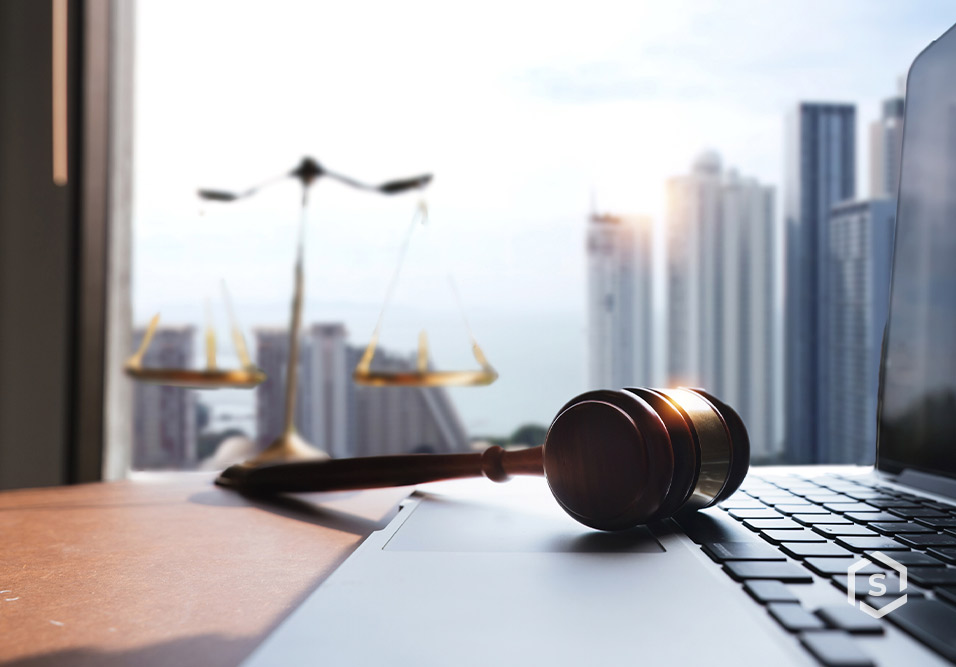 Martelo judicial em fundo urbano