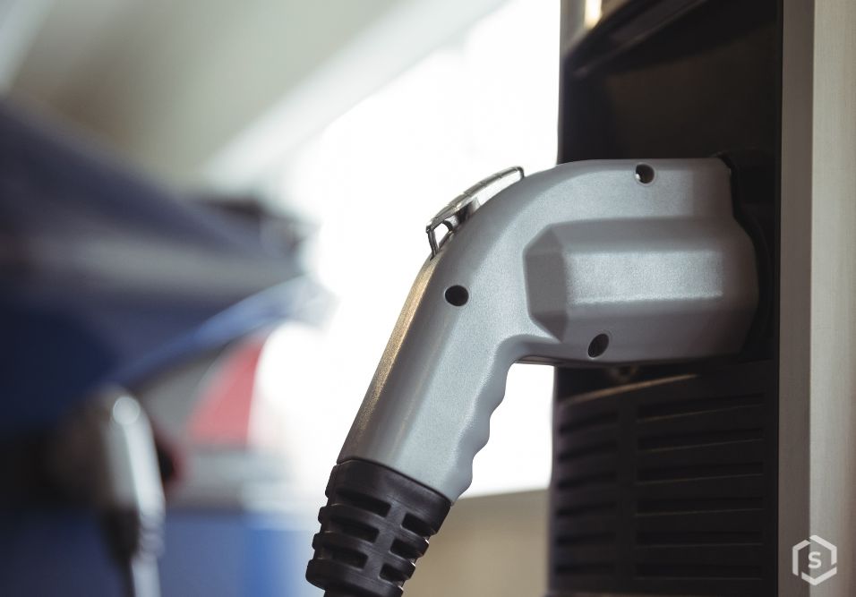 Carro elétrico carregando em garagem de condomínio