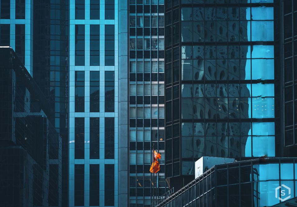 Prédio com detalhe em vermelho