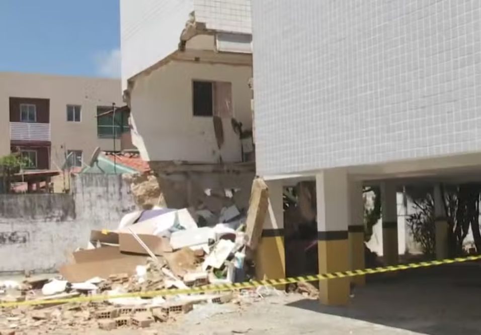 Prédio com apartamento após desabamento
