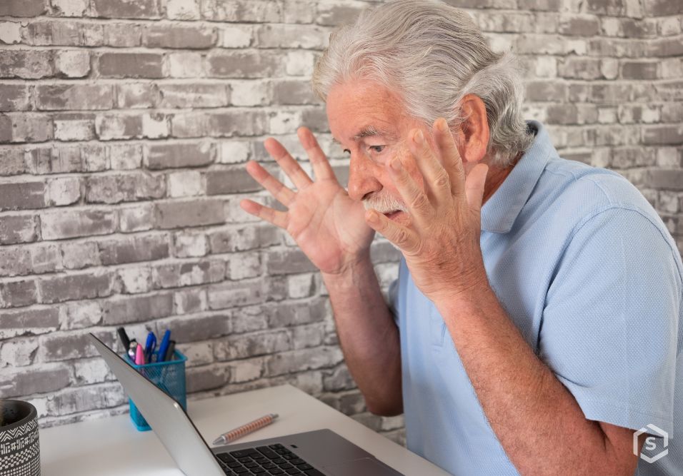 Idoso com expressão de indignação