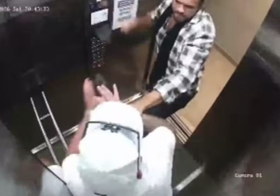 Homem esfaqueia vizinho no elevador
