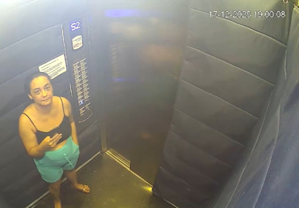 Mulher no elevador