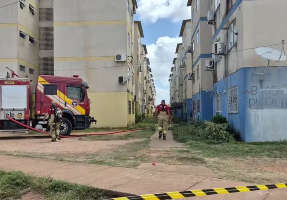 Prédio e caminhão do corpo de bombeiros 