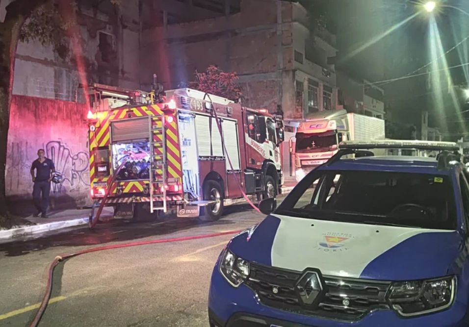 Viatura policial com luzes acesas 