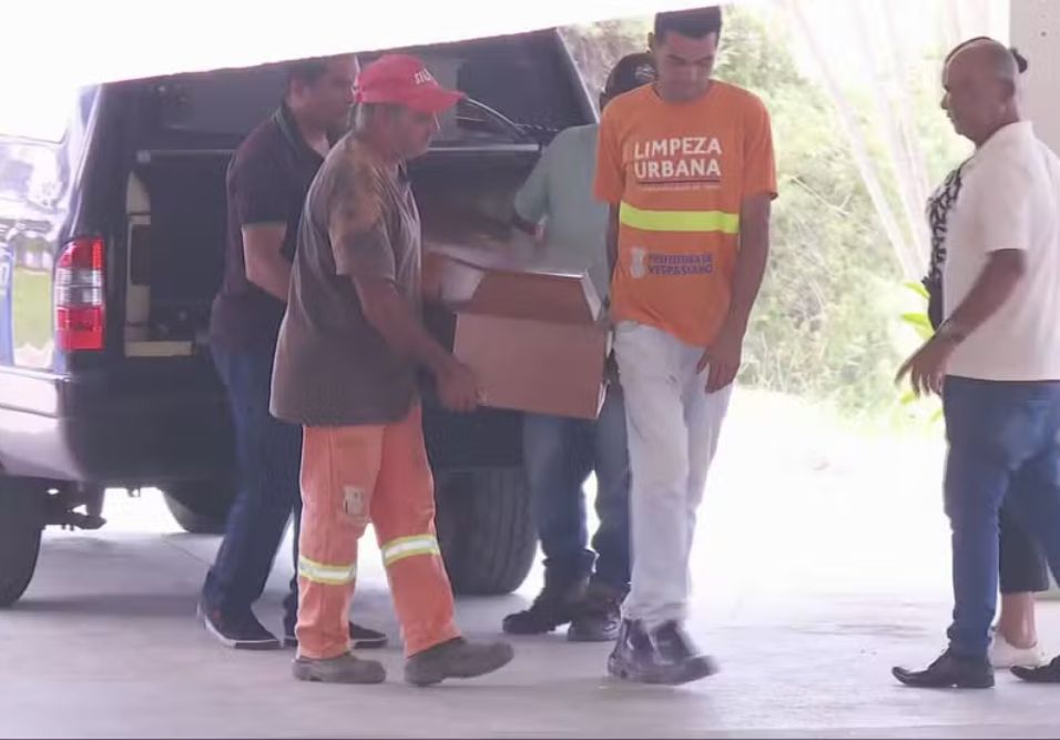 Caixão sendo carregado