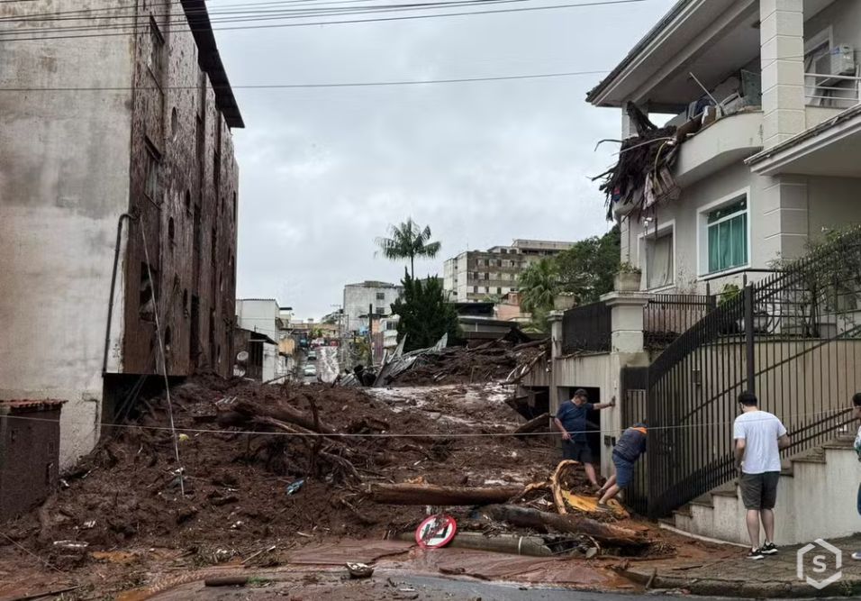 MG: Chuvas matam 70 e atingem prédios e condomínios