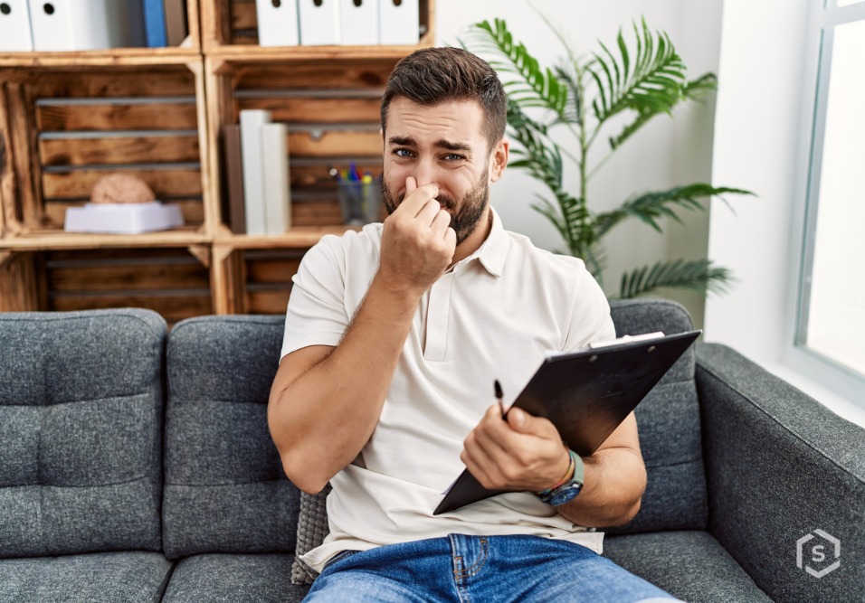 Pessoa sentindo mal cheiro 