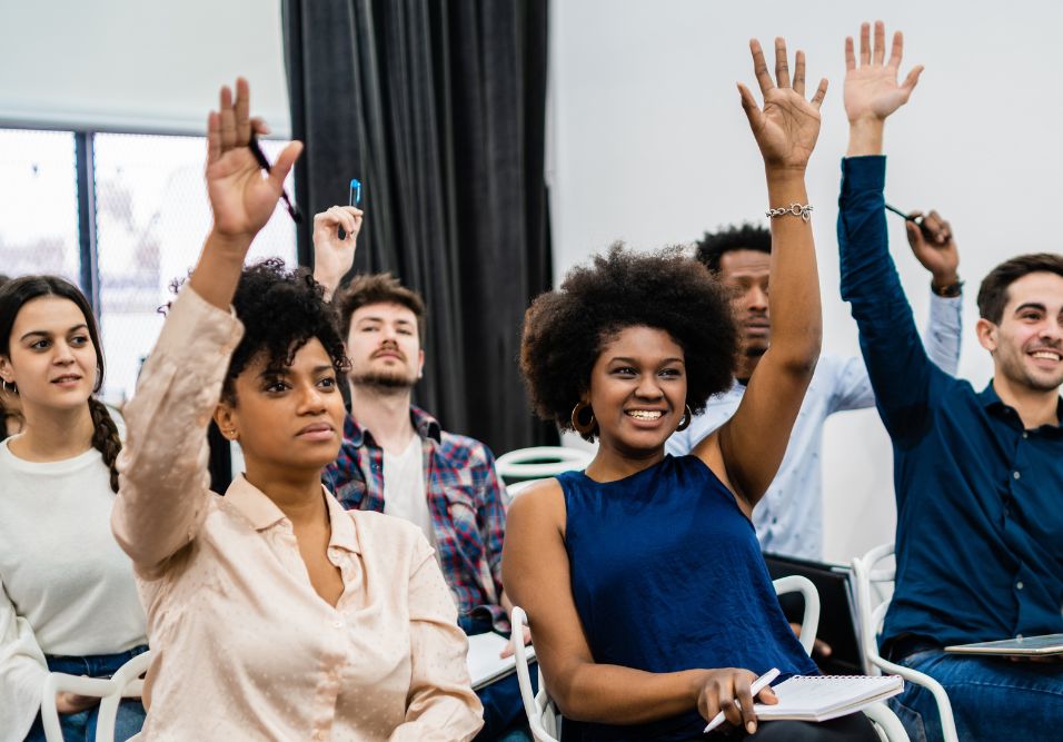 Pessoas em assembleia 