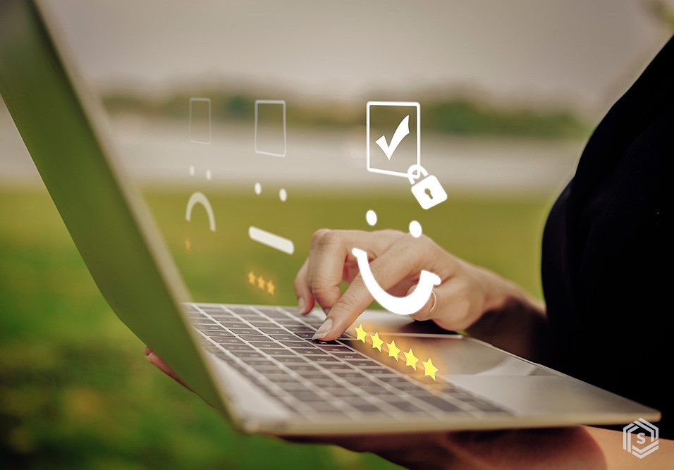 Pessoa usando laptop ao ar livre com elementos gráficos de avaliação de satisfação, indicando satisfação do cliente ou usuário