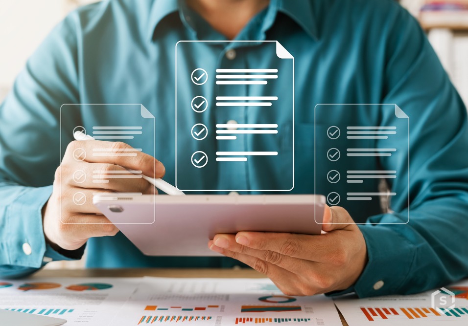 Pessoa fazendo teste em tablet com ícones de checklist e autenticação digital sobrepostos, representando validação e conferência