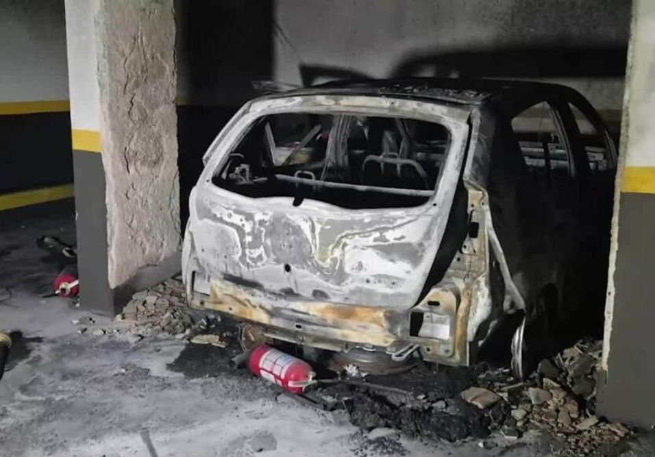 Carro incendiado