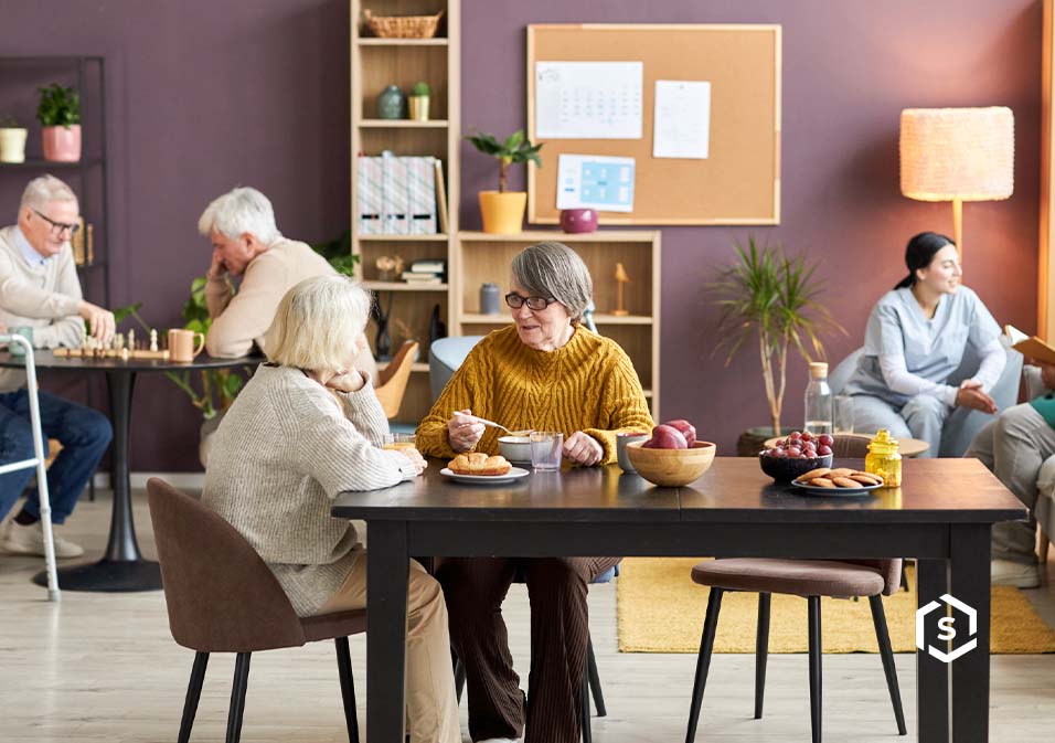 Grupo de idosos em uma sala de convivência, apreciando café da manhã, promovendo convivência e bem-estar na terceira idade. Grupo de idosos em uma sala de convivência, apreciando café da manhã, promovendo convivência e bem-estar na terceira idade.