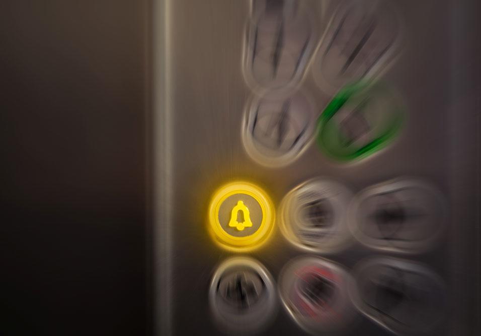 Criança é enforcada por corda presa em elevador Criança é enforcada por corda presa em elevador