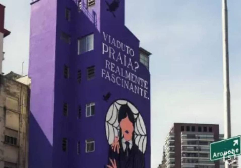 Fachada Prédio de SP é multado em R$ 190 mil por mural de "Wandinha"