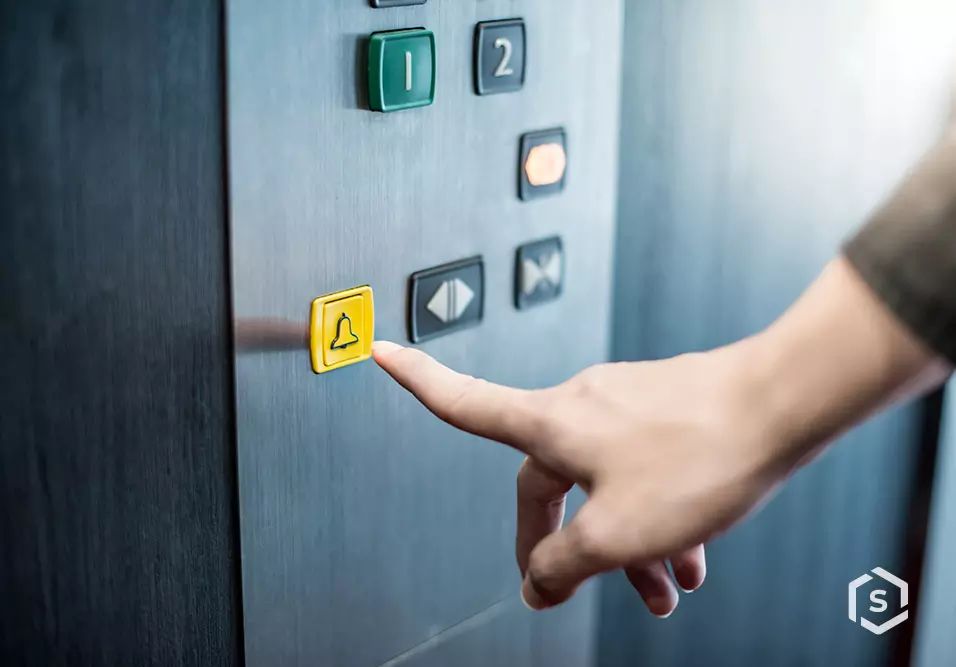 Choveu, faltou luz e... o elevador do prédio parou. E agora?