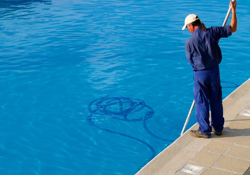 Condomínios com piscina precisam contratar profissional da Química?