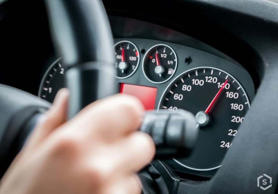 Adolescente sem habilitação atropela pintores em condomínio