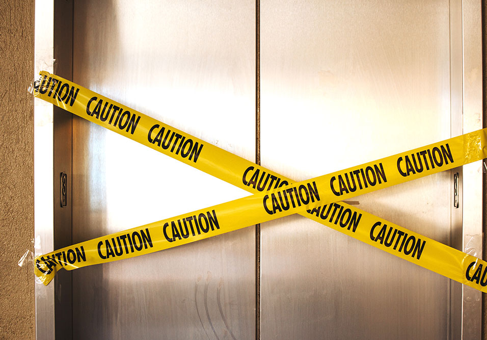 Elevador despenca 3 andares e deixa mulher e crianças feridas