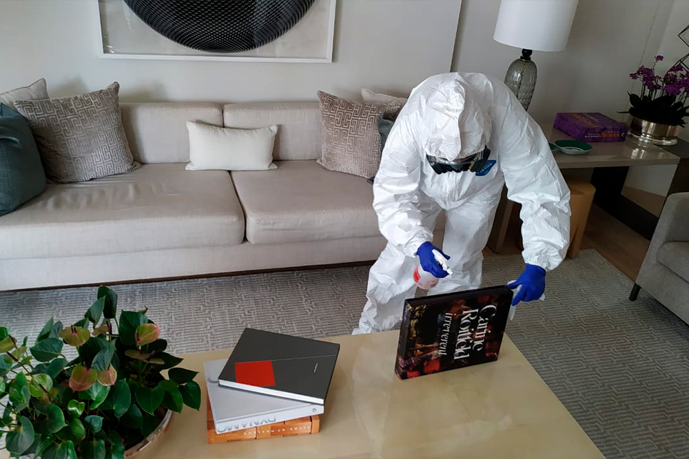 Homem removendo hall do prédio Homem desifetando hall do prédio