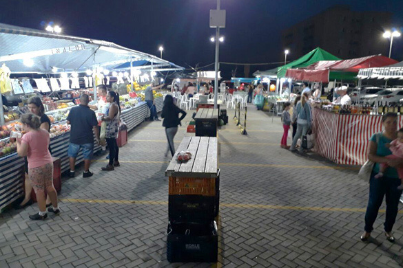 condôminos comprando na feira de noite foto feira premium queijos