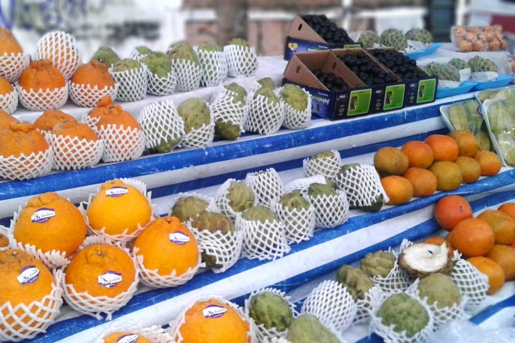 feira com grande diversidade de frutas foto feira premium frutas