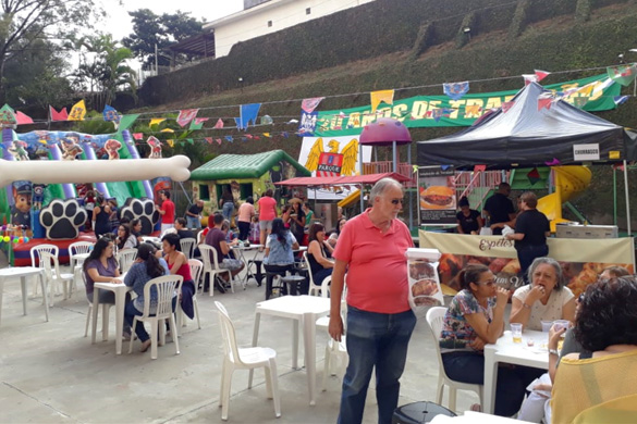 condôminos aproveitando a feira foto feira premium queijos
